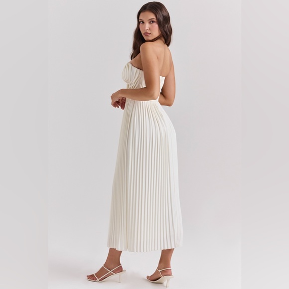 Amorata Ivory Pleated Maxi Dress - Picture 4 of 10